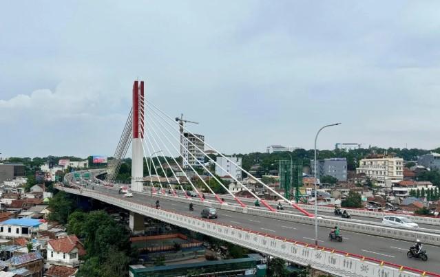 Diduga karena masalah asmara, pria itu berhasil diselamatkan tim Prabu sebelum meloncat