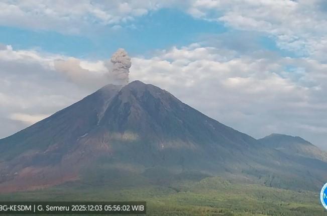 Gunung Semeru Erupsi 16 Kali dalam Delapan Jam, Status Tetap Siaga Level III