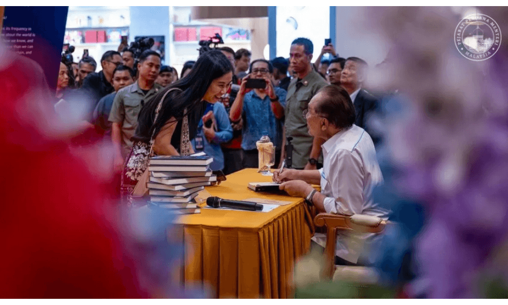 Anwar Ibrahim Luncurkan Buku Memoar dan Gagasan Reformasi, Royalti Disumbangkan untuk Pelajar Miskin