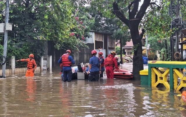 Banjir Rendam 32 KK di Pondok Karya Mampang, Ketinggian Capai 80 Cm dan Belum Masuk Rumah
