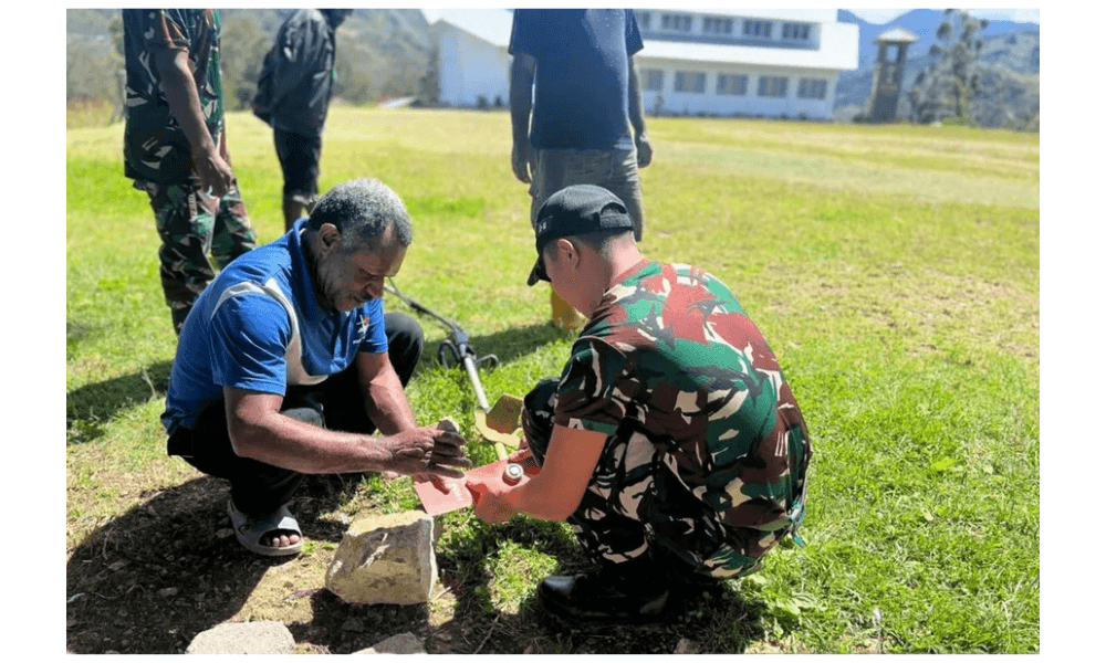 Satgas Yonif 511/DY Bersama Warga Bersihkan Gereja di Lanny Jaya, Pererat Hubungan Sosial dan Dukung Ibadah Nyaman