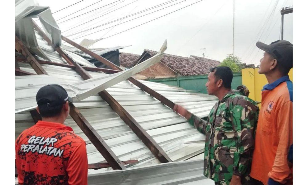 Angin Kencang Terjang Probolinggo, Puluhan Rumah Rusak di Desa Phosangit Leres
