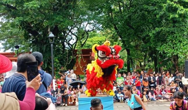 Ratusan Pengunjung Padati TMII Saksikan Atraksi Barongsai Imlek 2026