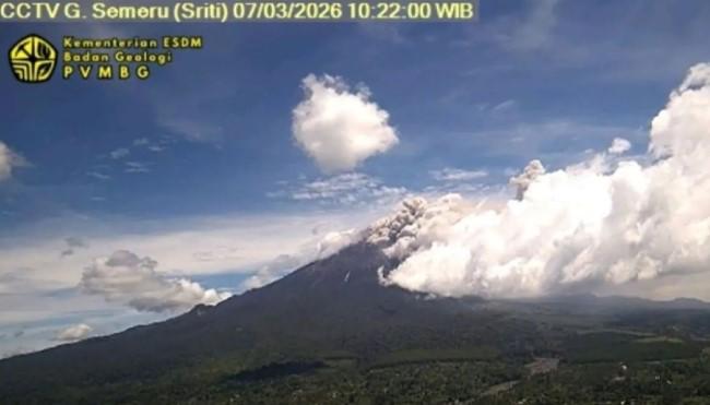 Gunung Semeru Erupsi Disertai Awan Panas Guguran, Masyarakat Diminta Jauhi Besuk Kobokan