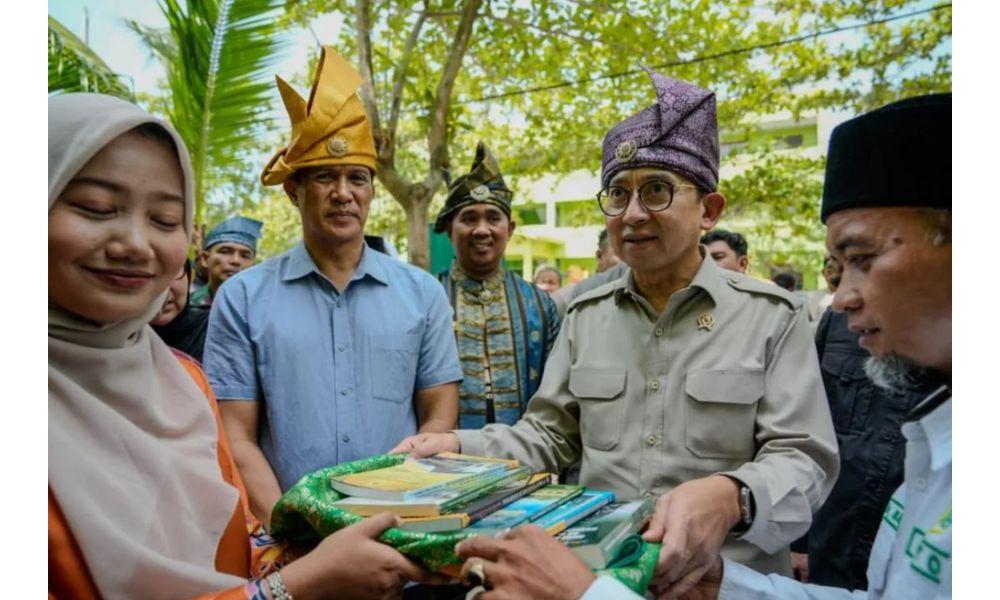 Fadli Zon Tinjau Kawasan Bersejarah Institut Jam’iyah Mahmudiyah Langkat dan Salurkan Bantuan Pascabanjir