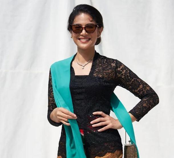 Tampil Anggun Kenakan Kebaya, Dian Sastro: Warisan Budaya Tak Benda