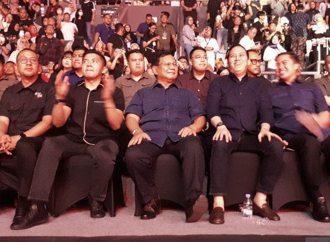 Momen Menhan Prabowo dan Menhub Budi Karya Asyik Nonton Konser Ari Lasso