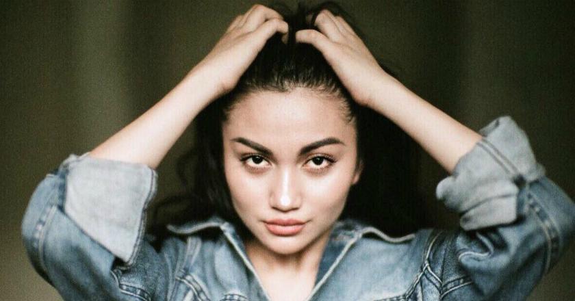 Ariel Tatum Unggah Foto dengan Pose Merokok, Netizen Heboh