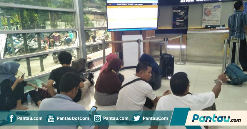 Cerita Calon Pemudik Tongkrongi Layar Pembatalan Tiket di Stasiun Senen