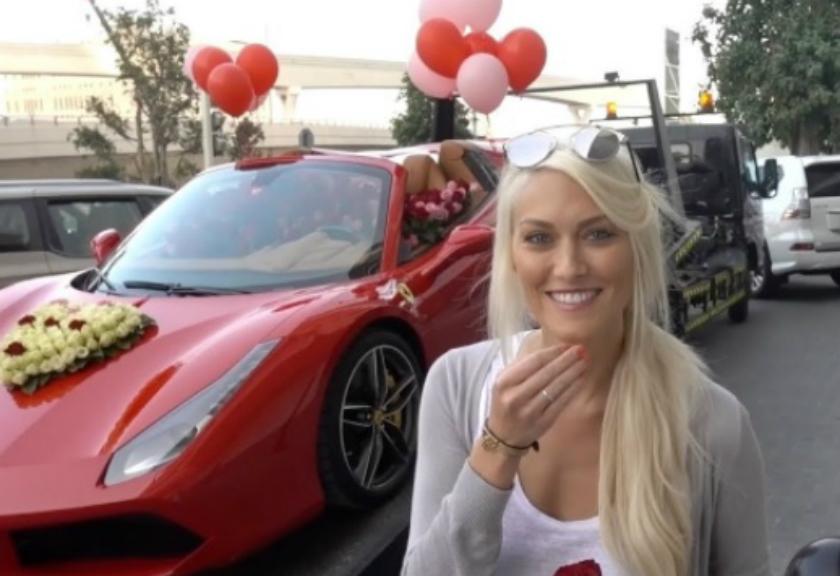 Viral! Wanita Ini dapat Kado Valentine Ferrari dan 1.000 Mawar