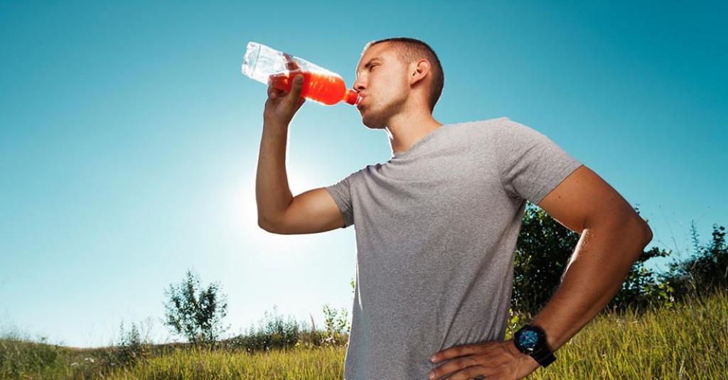 Benarkah Minum Air Dingin Saat Cuaca Panas Berbahaya?