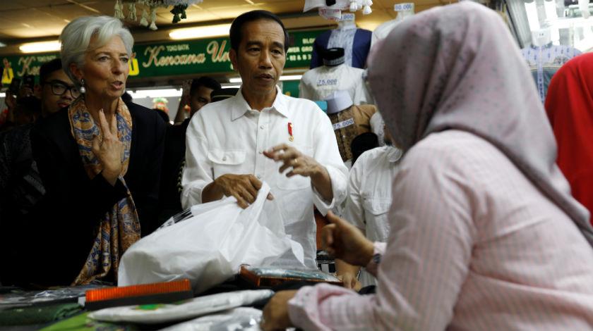 Wow! Ditemani Jokowi, Direktur IMF Borong Baju Koko di Tanah Abang