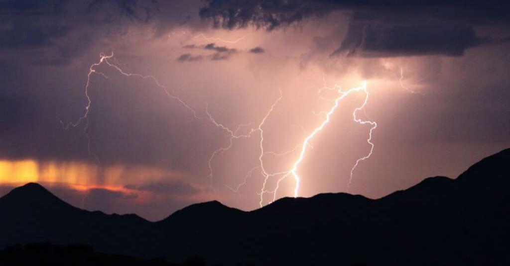 Ikuti Tips BMKG Ini Agar Terhindar dari Sambaran Petir