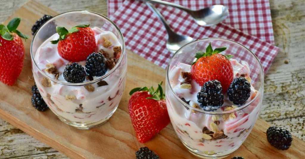 Resep Olahan Stroberi 'Chocolate Chip Cookie Dough Yogurt'