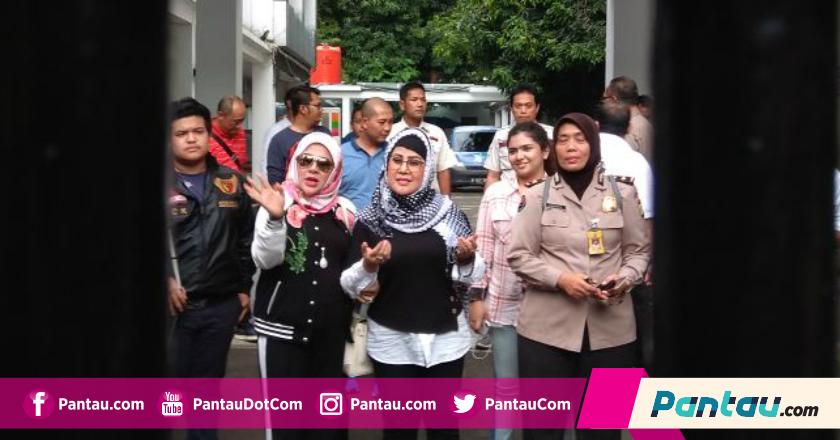 Diperiksa 3 Jam Sebagai Saksi, Elvy Sukaesih Tidak Jenguk Dhawiya