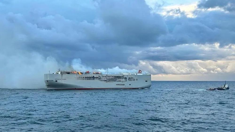 Hampir 4.000 Mobil Terbakar di Kapal Kargo Panama, Ada Mercedes-Benz untuk Pasar RI