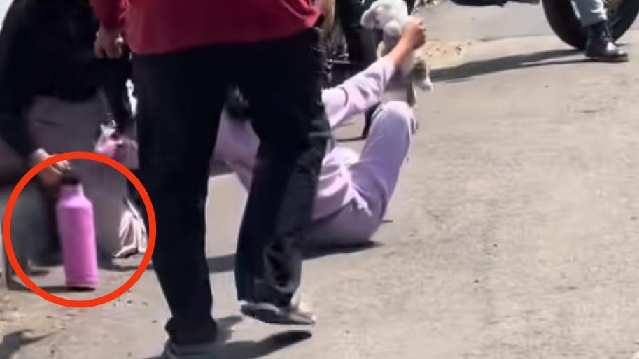 Netizen 'Salfok' Botol Minum Anak-Ibu Jatuh di Tanjakan SpongeBob: Ukuran 32oz Harganya Sejuta!