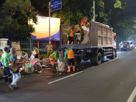 DLH DKI Catat Sampah Malam Tahun Baru Capai 130 Ton