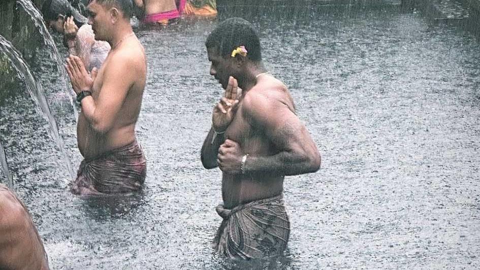 Mampir ke Bali, Legenda R&B Usher Ikut Tradisi Melukat