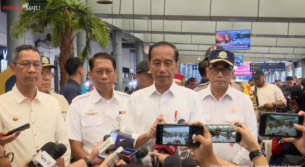 Jokowi Puja-Puji Arus Mudik di Stasiun Pasar Senen yang Berlangsung Baik dan Rapi