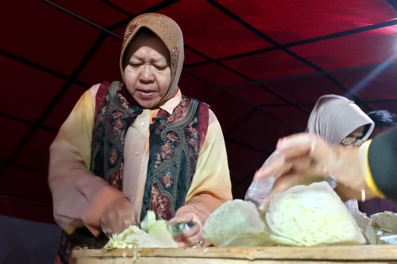 Momen Mensos Risma Bantu Masak di Dapur Pengungsian Bencana Banjir Sumbar
