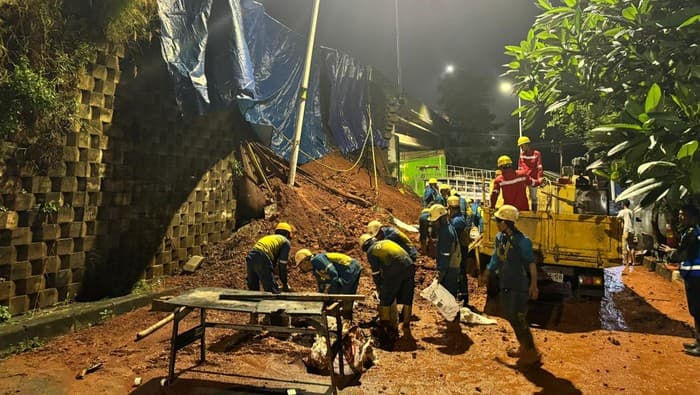 Ngeri! Tebing Tol Bintaro Longsor Imbas Hujan Deras, Jasa Marga Minta Maaf