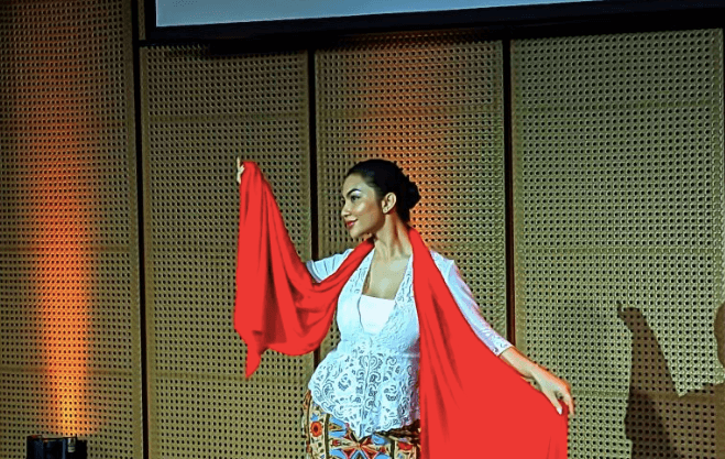 Ariel Tatum Tunjukkan Kemampuannya Menjadi Penari Ronggeng