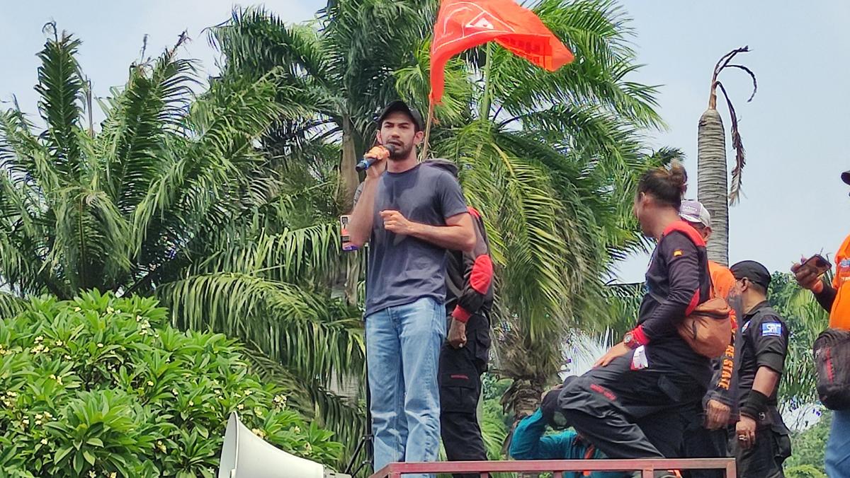 Aktor Reza Rahadian Ikut Orasi dalam Demo Tolak RUU Pilkada