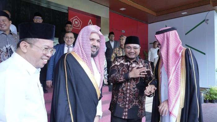 Imam Masjid Nabawi Syaikh Ahmad Bin Ali Al-Hudzaifi Kunjungi Indonesia, Bawa Pesan Khusus dari Raja Salman