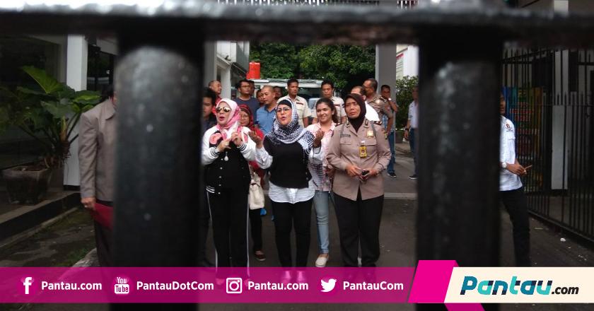 Sambil Gemetar, Elvy Sukaesih Minta Maaf ke Penggemar