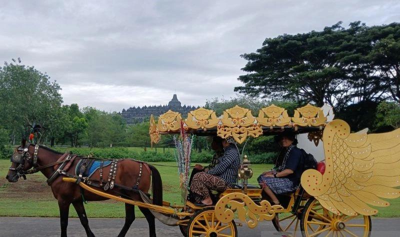 Candi Borobudur Sambut 5 Pengunjung Pertama Naik Andong