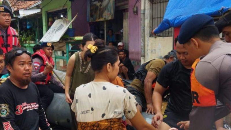 Tim SAR Brimob Evakuasi 130 Korban Banjir di Cililitan