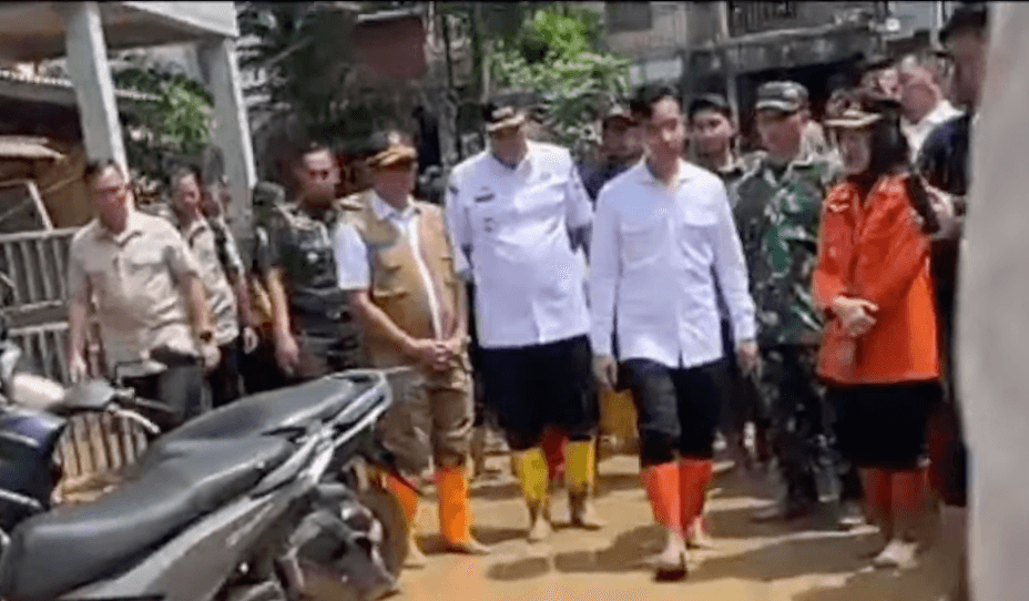 Boots Oren Gibran jadi Sorotan saat Kunjungi Banjir di Pondok Gede Bekasi