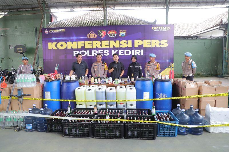 Terbongkar! Pabrik Rumahan Produksi Miras Oplosan Ilegal di Kediri, Ini Peran 4 Pelaku