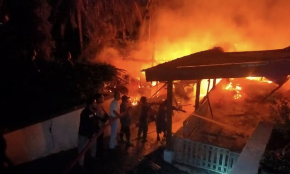 Diduga Korsleting Listrik, Asrama dan Gereja HKBP di Mukomuko Hangus Terbakar