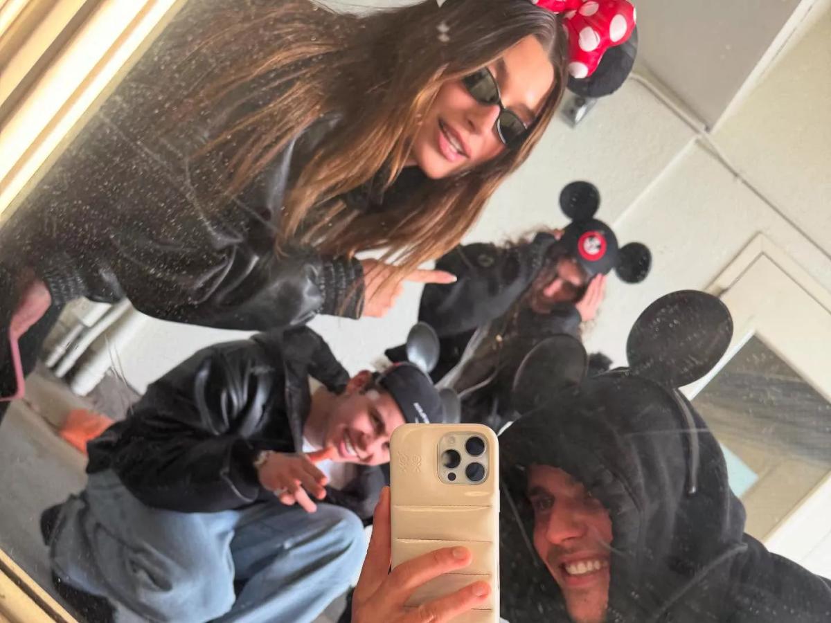 Justin dan Hailey Bieber Nikmati Liburan di Disneyland Bersama The Kid LAROI