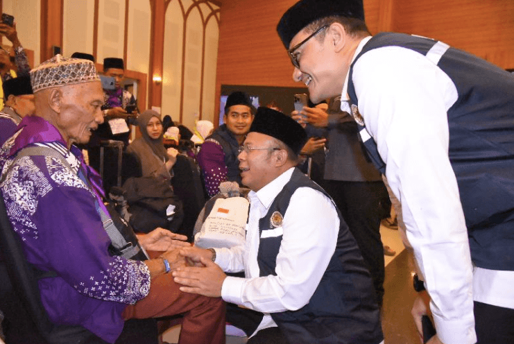 Persiapan Haji Lebih Baik, Waka DPR Cucun Lepas Ratusan Calhaj Kloter I di Embarkasi Haji Jakarta