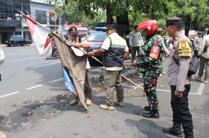 Petugas Gabungan Tertibkan Atribut Ormas di Sejumlah Jalan Protokol Tamansari
