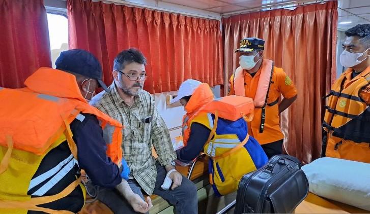 ABK Kapal Asal Rumania Dievakuasi Tim SAR Usai Alami Cedera di Perairan Laut Sawu