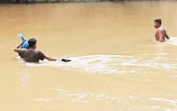 Jembatan Putus Tak Halangi Penghulu di Pasaman, Ahad Nasution Berenang Seberangi Sungai Demi Akad Nikah