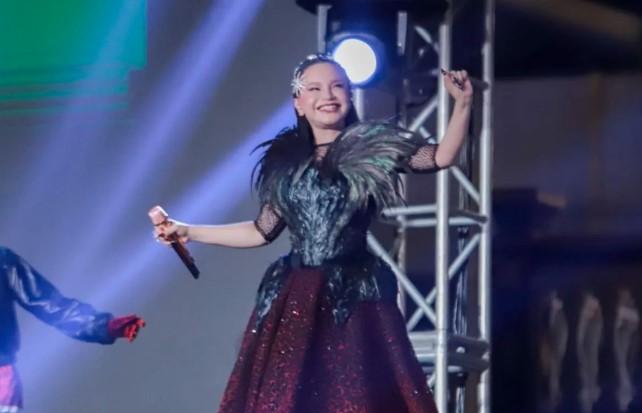 Rossa dan Kembang Api Jepang Tutup Meriah Jember Fashion Carnival Artwear 2025