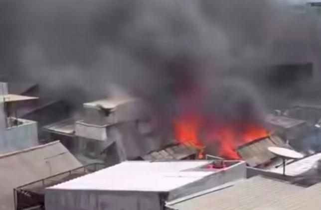 Kebakaran Hebat Landa Permukiman Padat di Tamansari, Api Melompat hingga ke RW Lain