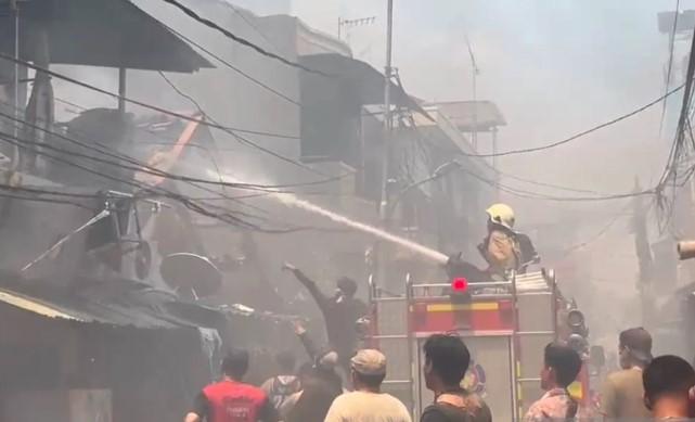 Kebakaran Hebat di Tamansari Jakarta Barat Meluas Akibat Lompatan Api dan Padatnya Permukiman