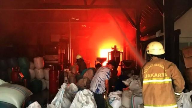 Pabrik Kopi di Matraman Terbakar, 13 Unit Damkar Dikerahkan Padamkan Api
