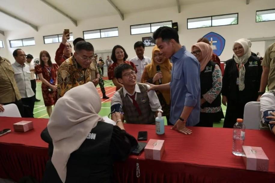 Wakil Presiden Gibran Rakabuming Raka menutup kunjungan kerjanya di Cirebon, Jawa Barat, dengan meninjau langsung pelaksanaan