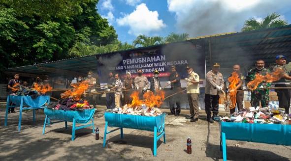 Bea Cukai Mataram Musnahkan 6,8 Juta Batang Rokok Ilegal dan BMMN Lainnya