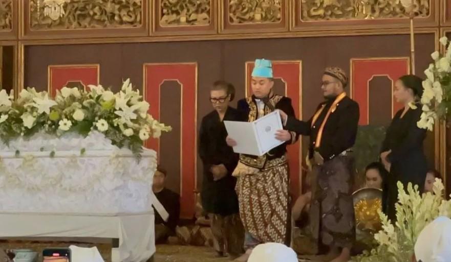 Putra Mahkota Gusti Purboyo Resmi Menyatakan Diri sebagai Paku Buwono XIV di Hadapan Jenazah PB XIII