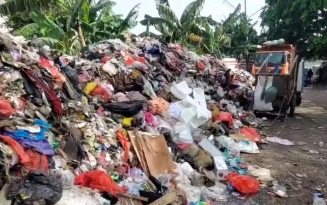 Warga Cakung Keluhkan Penumpukan Sampah Empat Bulan Tak Tertangani