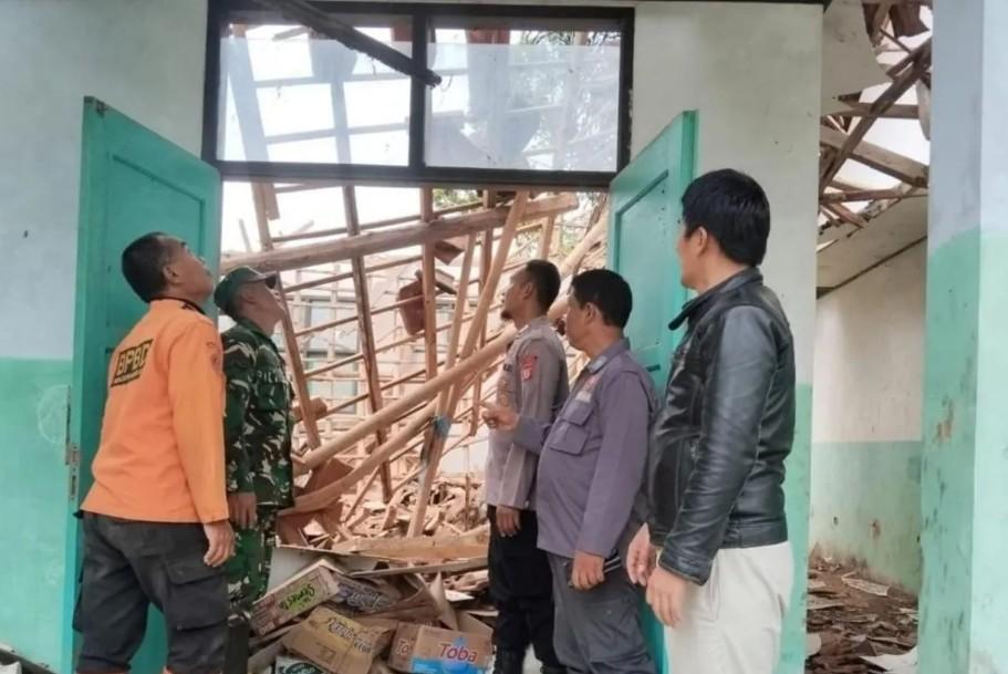 Ruang Kelas SMPN 1 Peundeuy Ambruk Dihantam Cuaca Ekstrem, Tak Ada Korban Jiwa