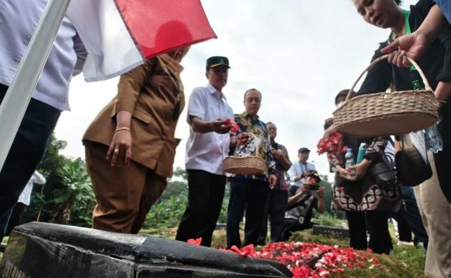 Peringati HKN, Wamenkes Pimpin Tabur Bunga untuk 2.087 Tenaga Kesehatan yang Gugur saat Pandemi